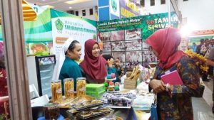 Read more about the article Mahasiswa Prodi PKK berpartisipasi dalam pameran makanan dengan menggunakan bahan lokal Se-Indonesia